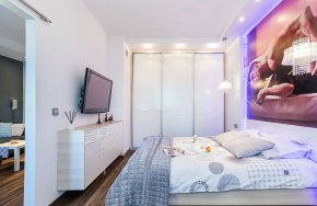 Panele dekoracyjne i efektowna grafika nad łóżkiem w sypialni
